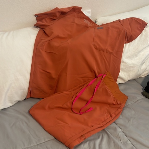Figs Women's Scrub Set in Rust Orange - Picture 2 of 3